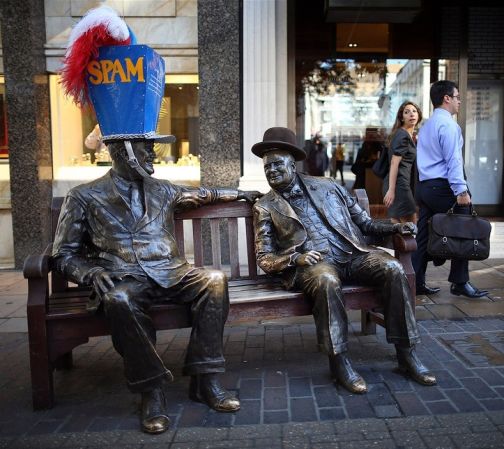 В Лондоне статуи «примерили» головные уборы
